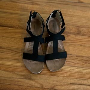 New size 6 wedge sandal